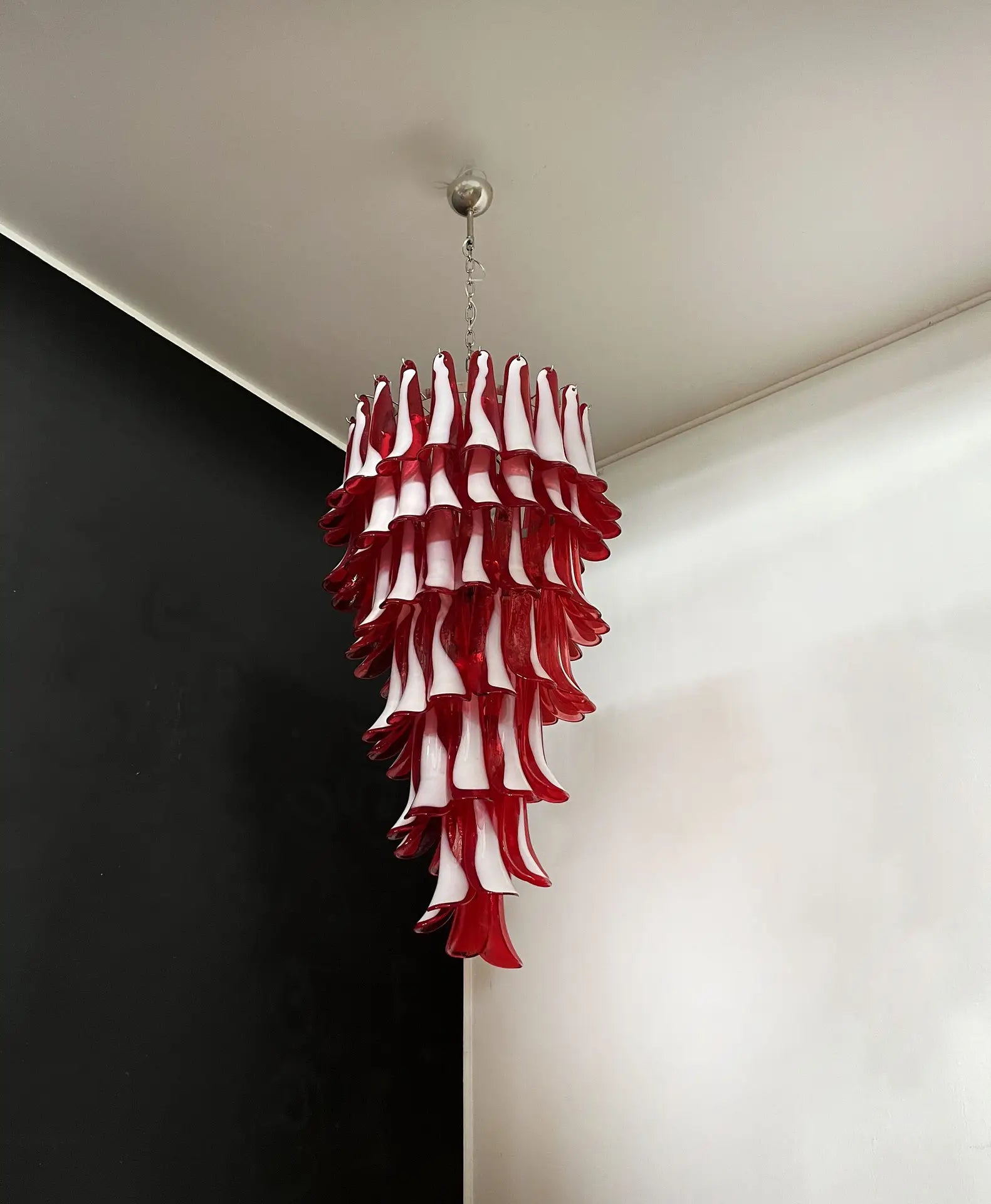 Murano Kronleuchter – 83 Rote Blütenblattgläser – Detail 3 – Murano Classics