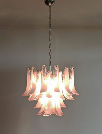 Murano Lysekrone | 36 Rosa Hvite Lattimo Konglebladglass