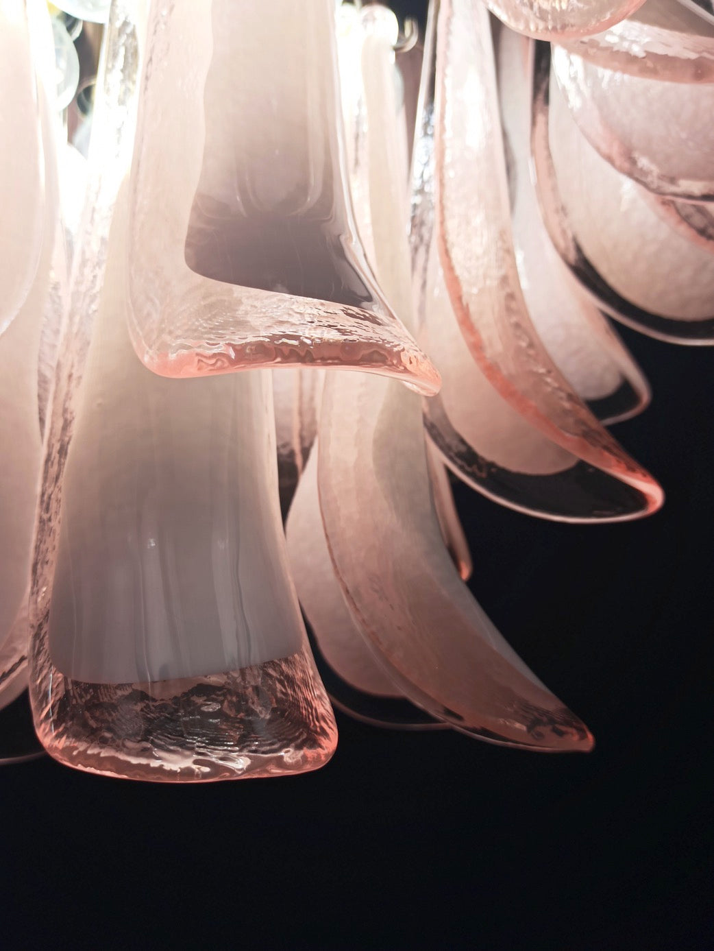 Murano Lysekrone | 36 Rosa Hvite Lattimo Konglebladglass