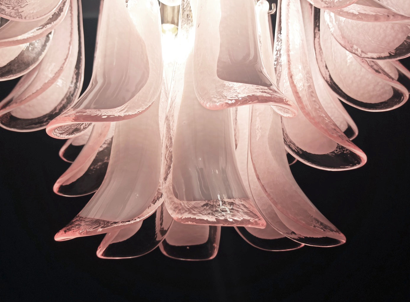 Murano Lysekrone | 36 Rosa Hvite Lattimo Konglebladglass