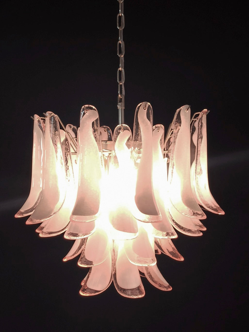 Murano Lysekrone | 36 Rosa Hvite Lattimo Konglebladglass