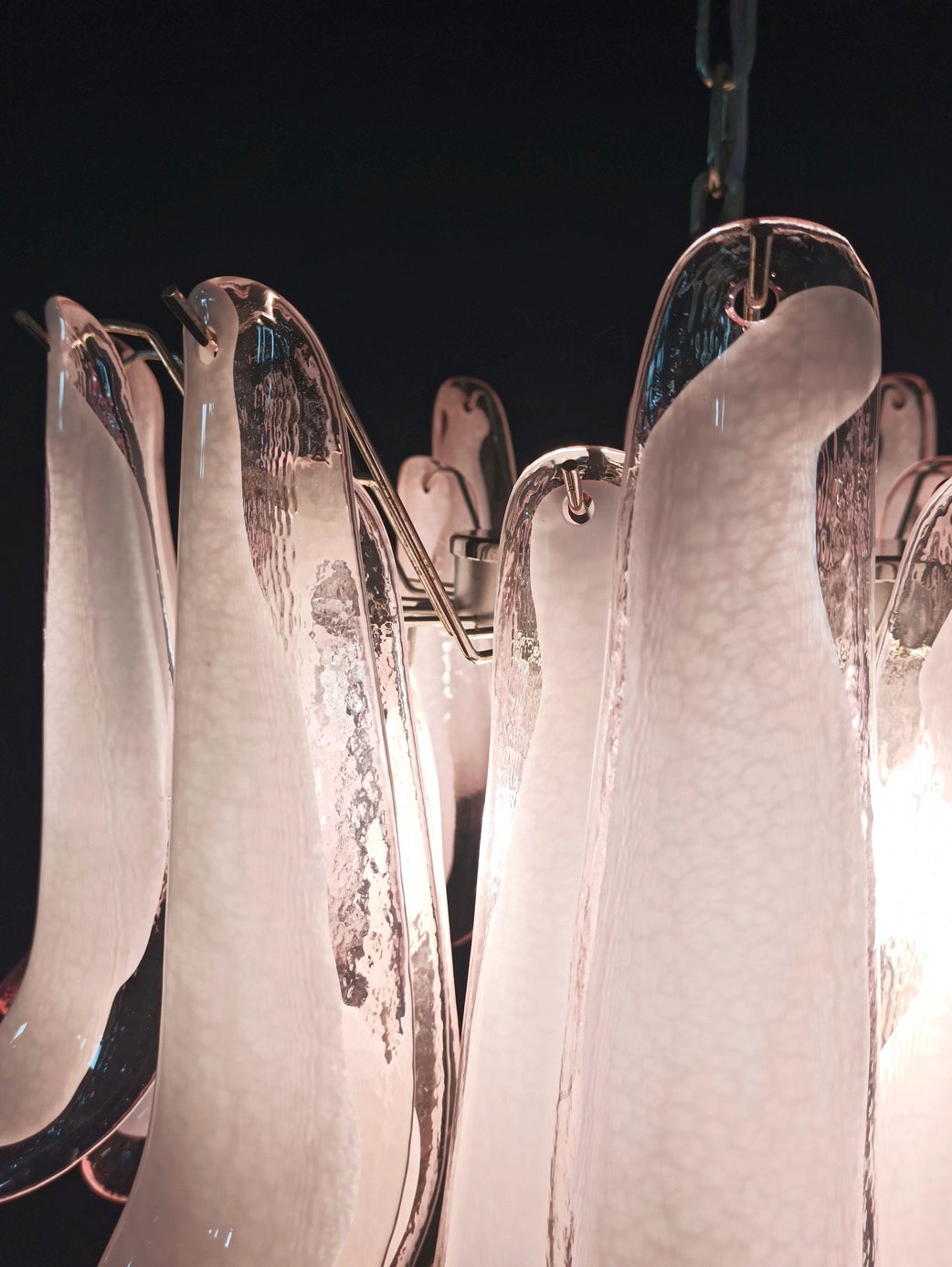 Murano Lysekrone | 36 Rosa Hvite Lattimo Konglebladglass