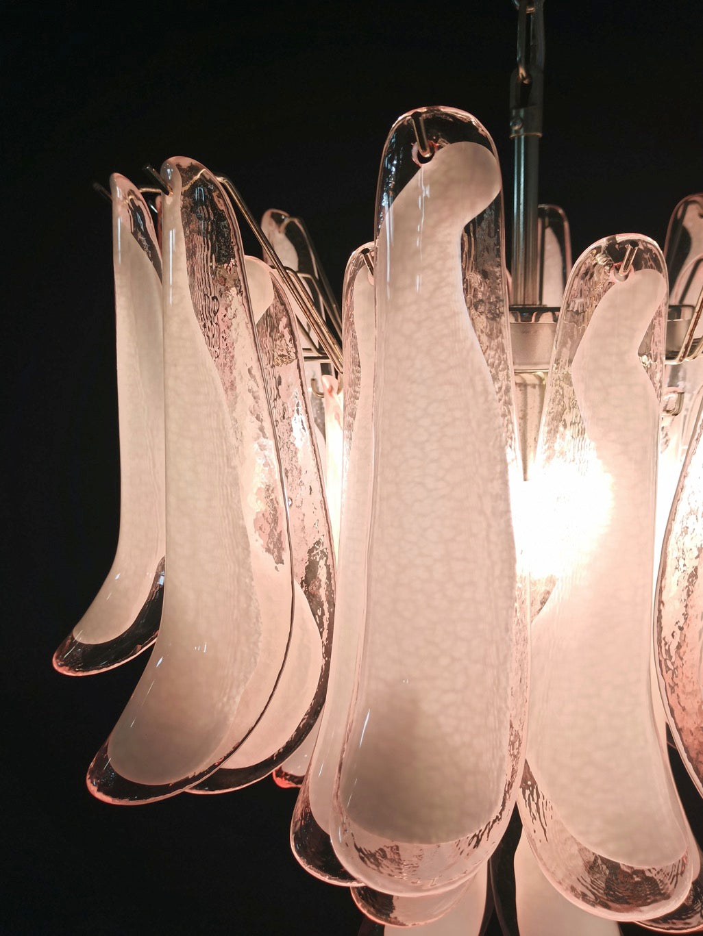 Murano Lysekrone | 36 Rosa Hvite Lattimo Konglebladglass