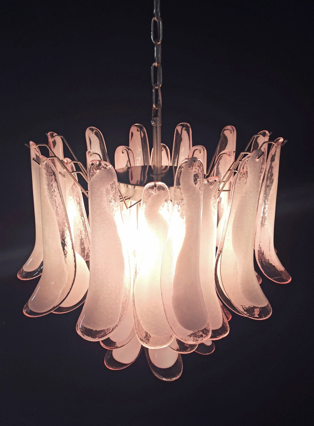 Murano Lysekrone | 36 Rosa Hvite Lattimo Konglebladglass