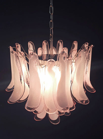 Murano Lysekrone | 36 Rosa Hvite Lattimo Konglebladglass