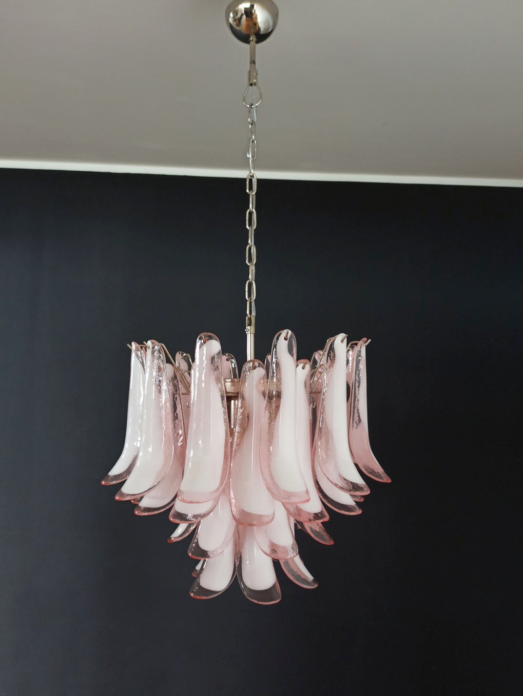 Murano Kroonluchter – 36 Roze Witte Lattimo Bloemblaadjeglas – detail 6 – Murano Classics