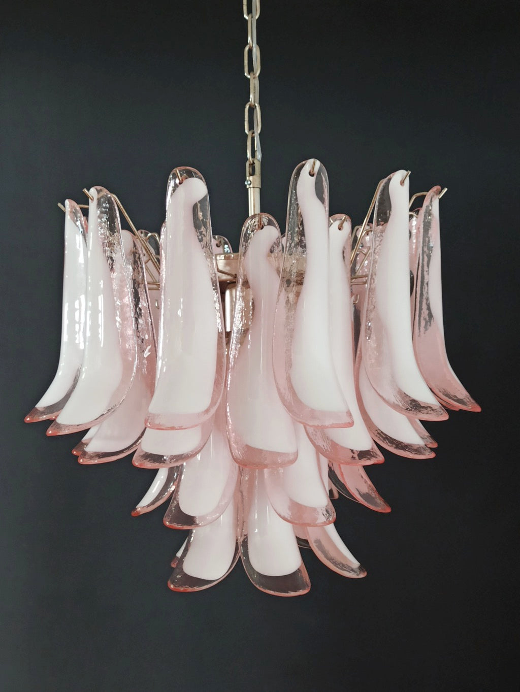 Murano Lysekrone | 36 Rosa Hvite Lattimo Konglebladglass