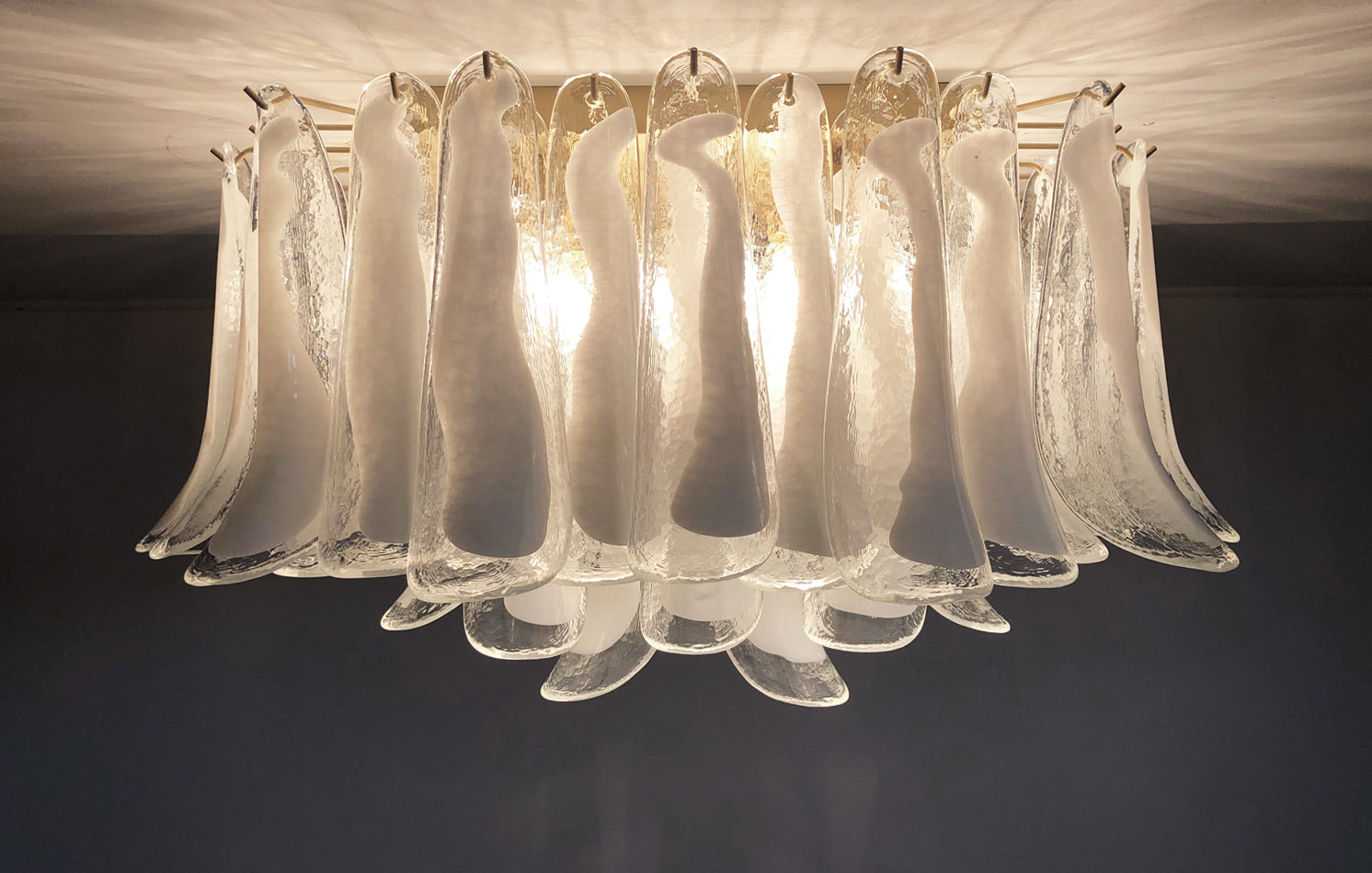 Murano Taklampe | 64 Hvite Konglebladglass