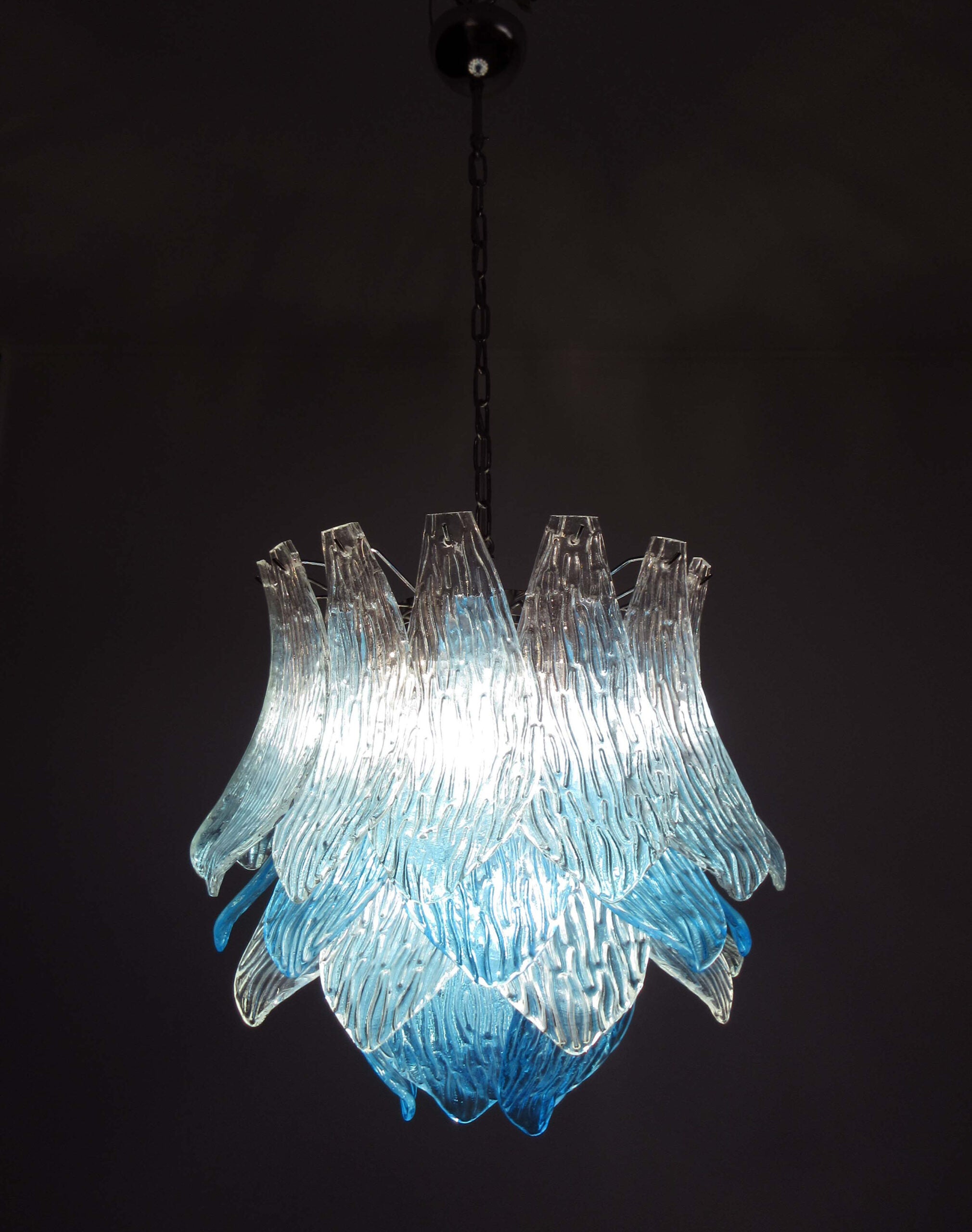 Lustre Murano – 38 Verres Crostoli Bleus – détail 6 – Murano Classics