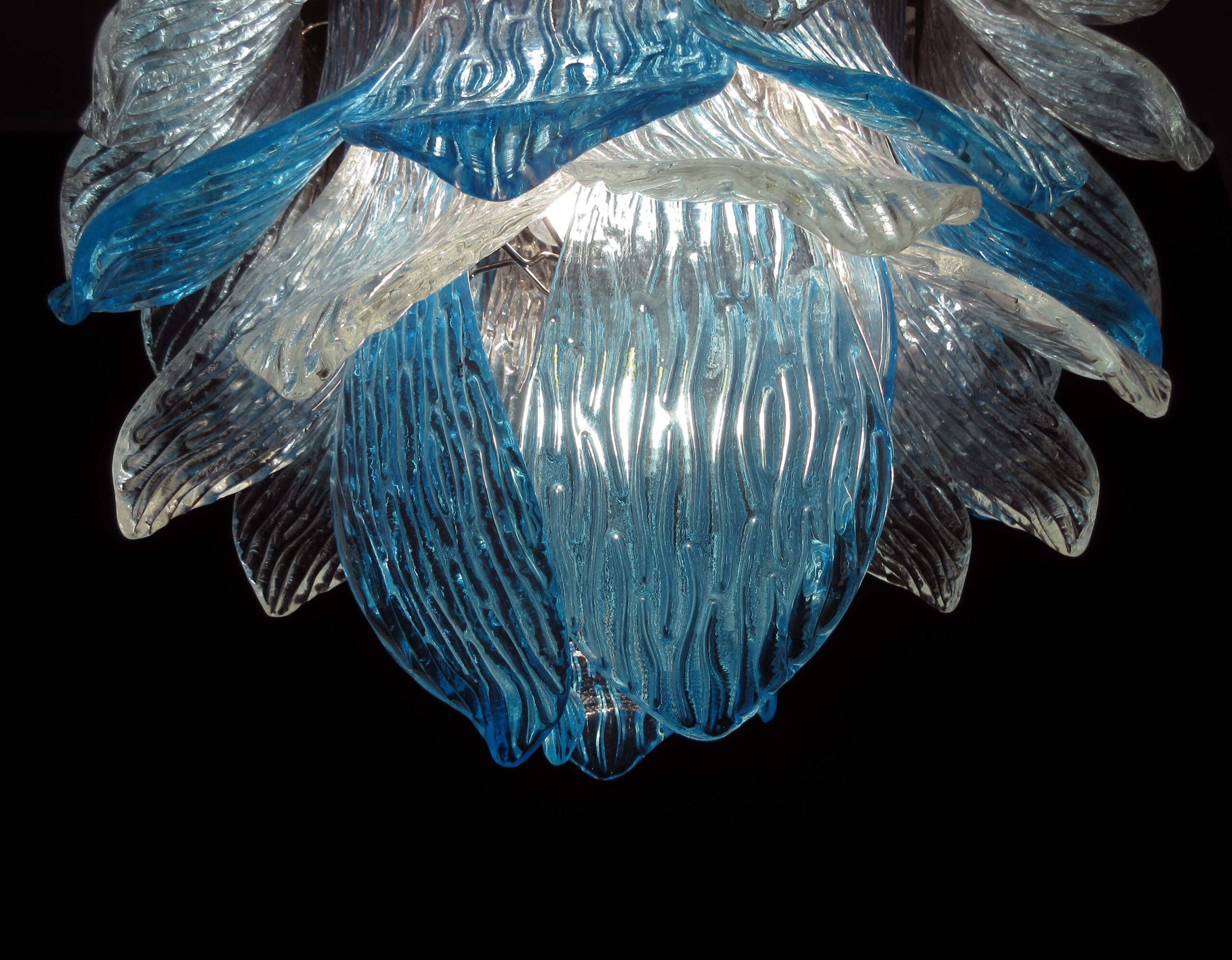 Lustre Murano – 38 Verres Crostoli Bleus – détail 9 – Murano Classics