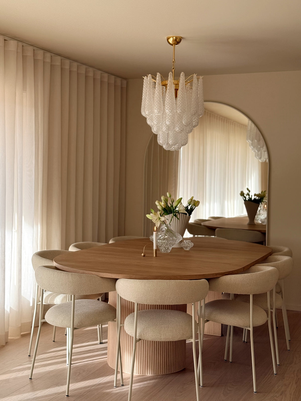 Chandelier with 41 clear drop glasses over a round dining table